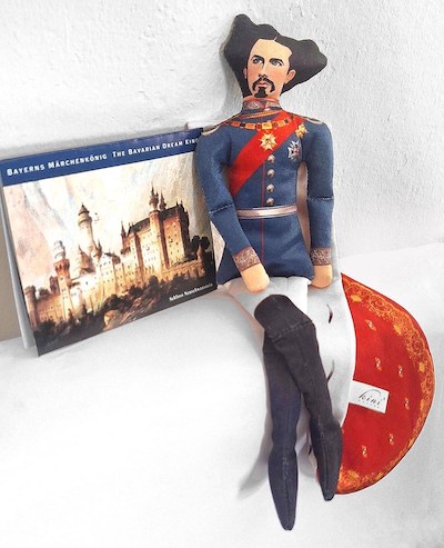 Produktbild für Mini-Monarch Ludwig Puppe Groß sitzend